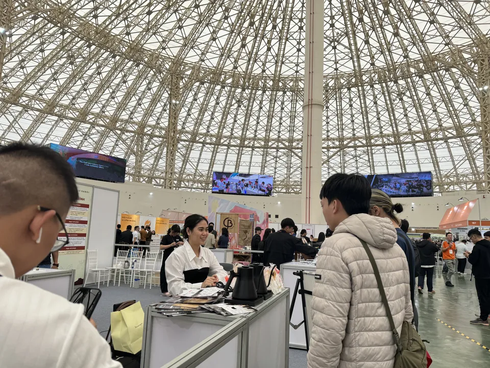 Khách hàng tìm hiểu và tham quan các sản phẩm tại quầy